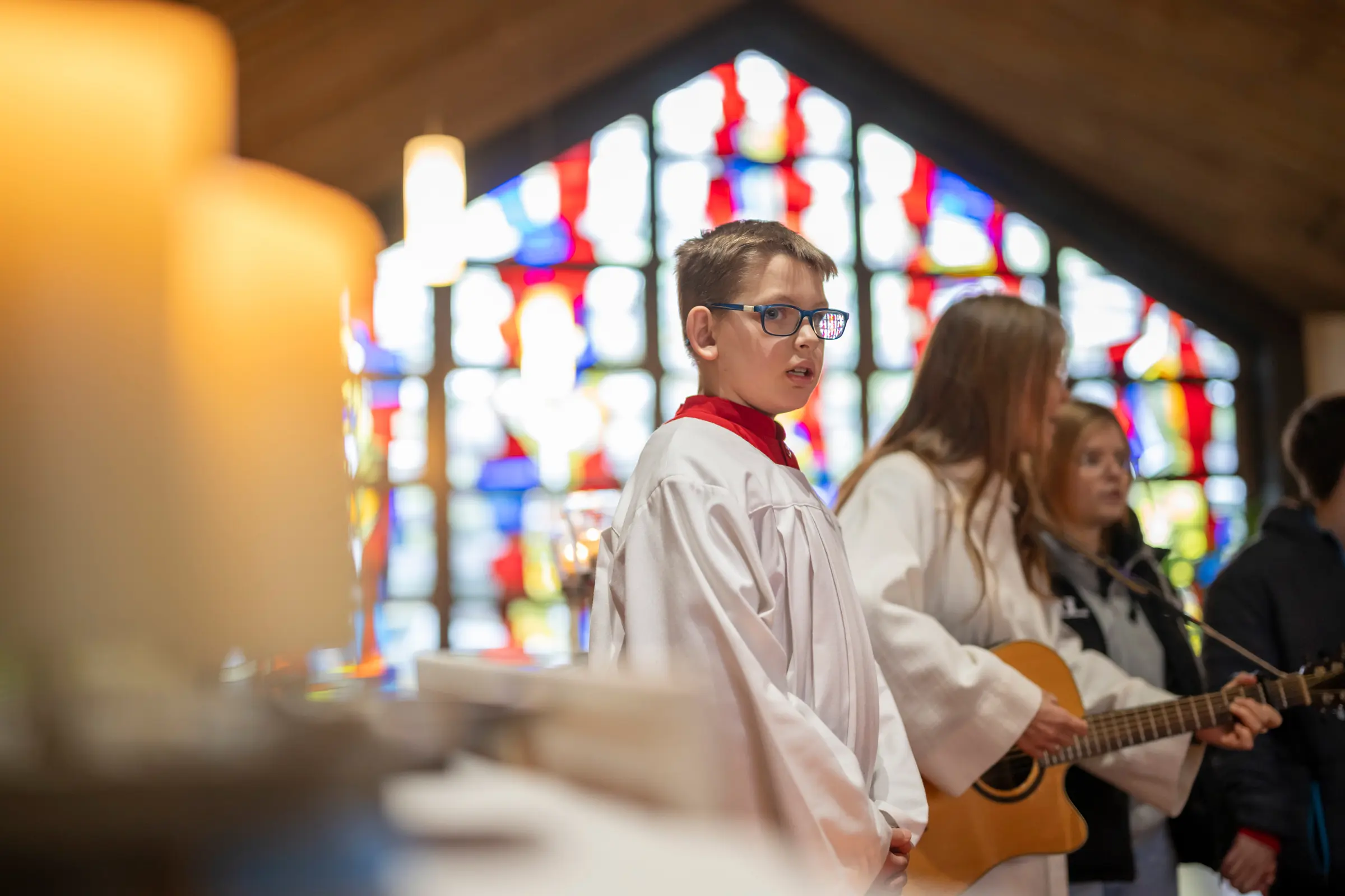 BdC Kinder- und Jugendhilfe: junger Messdiener beim Gottesdienst klein