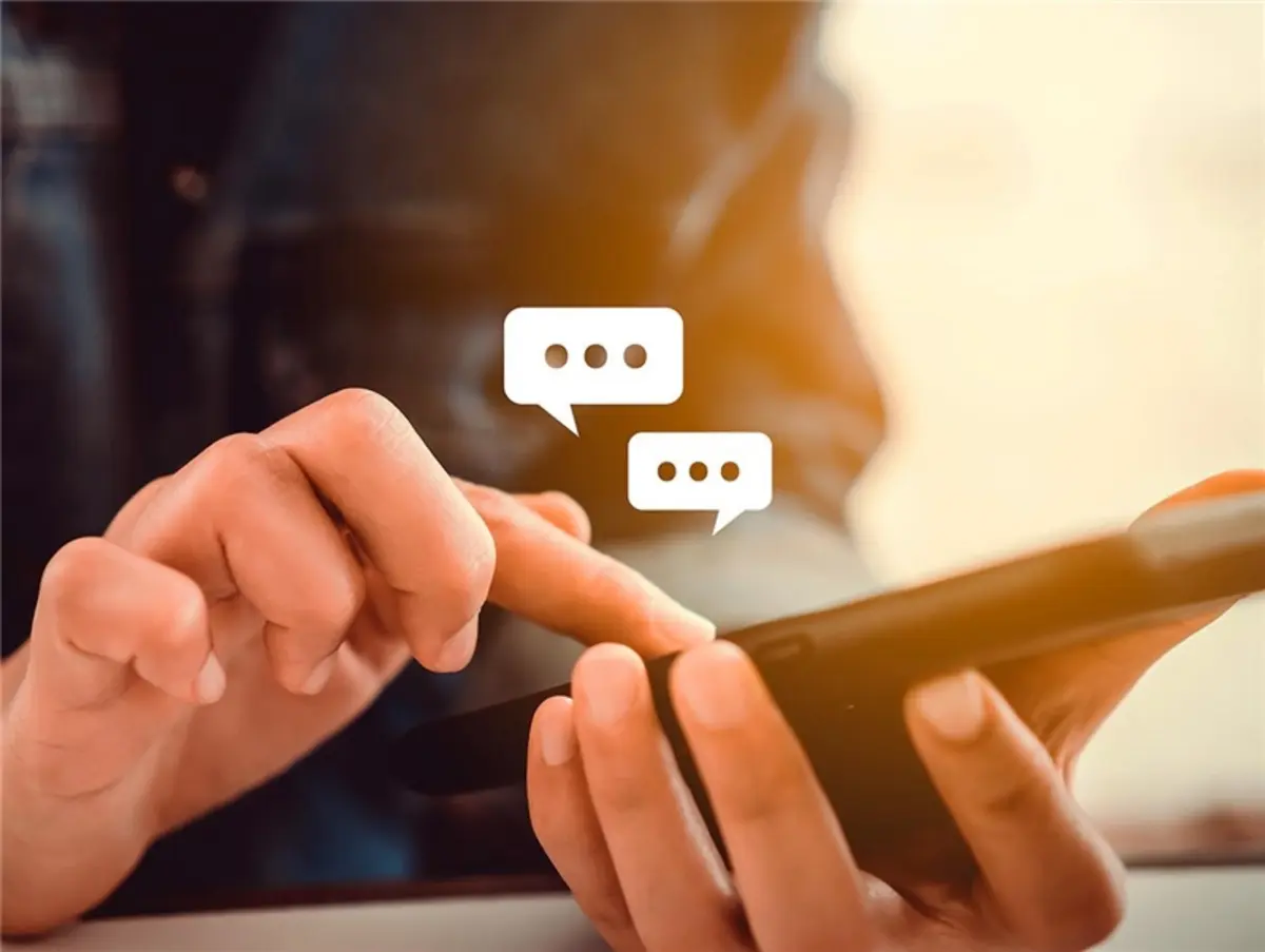 BdC Digitalisierung Symbolbild: Hand bedient Smartphone