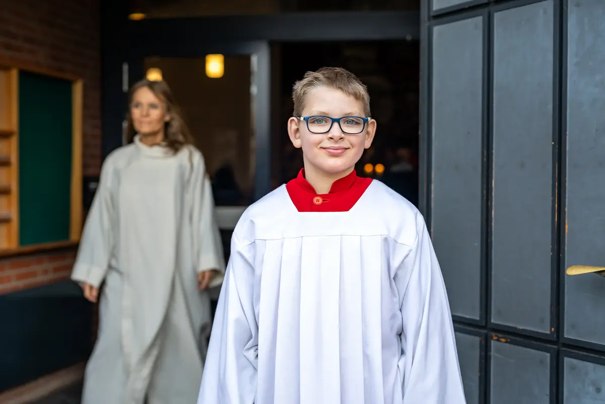 BdC Kinder- und Jugendhilfe: Junge in Ministrantengewand