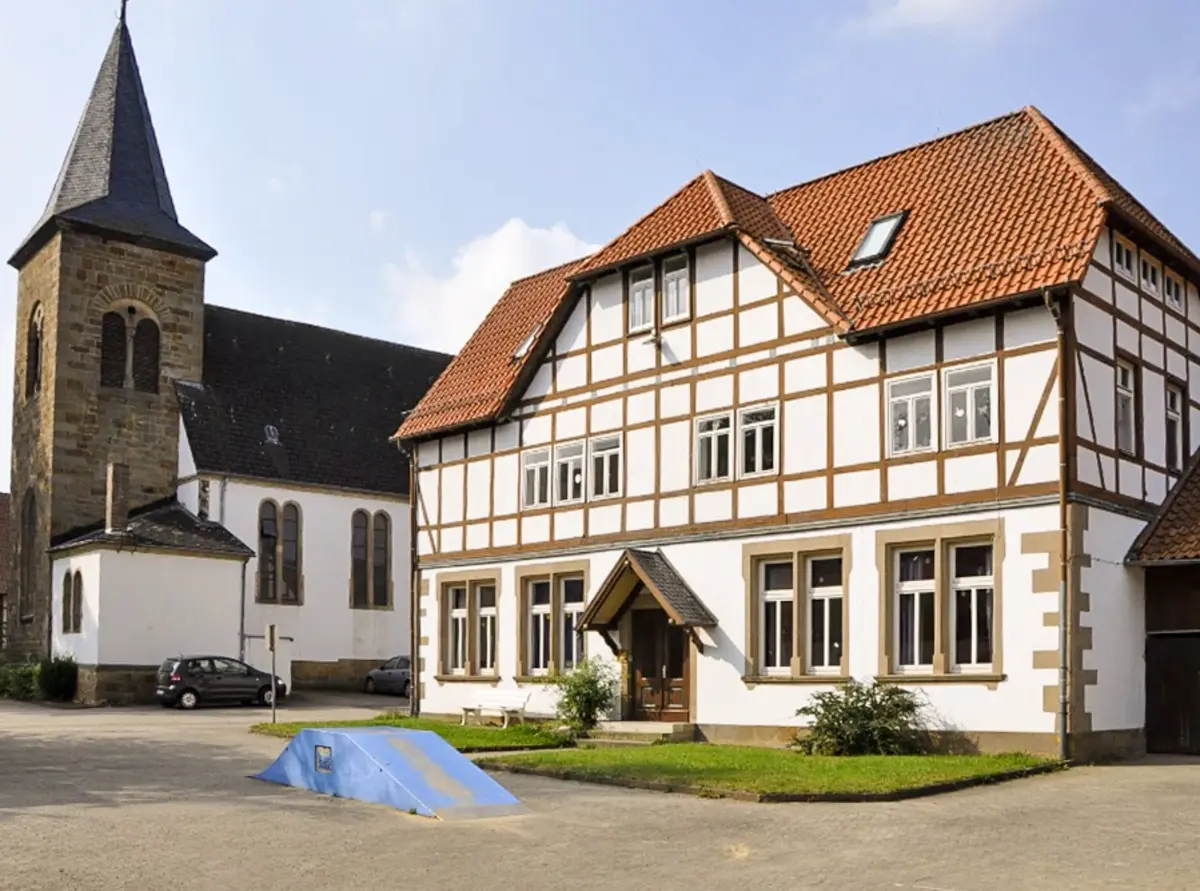 BdC Kinder- und Jugendhilfe: Fachwerkhaus und Kirche in Henneckenrode