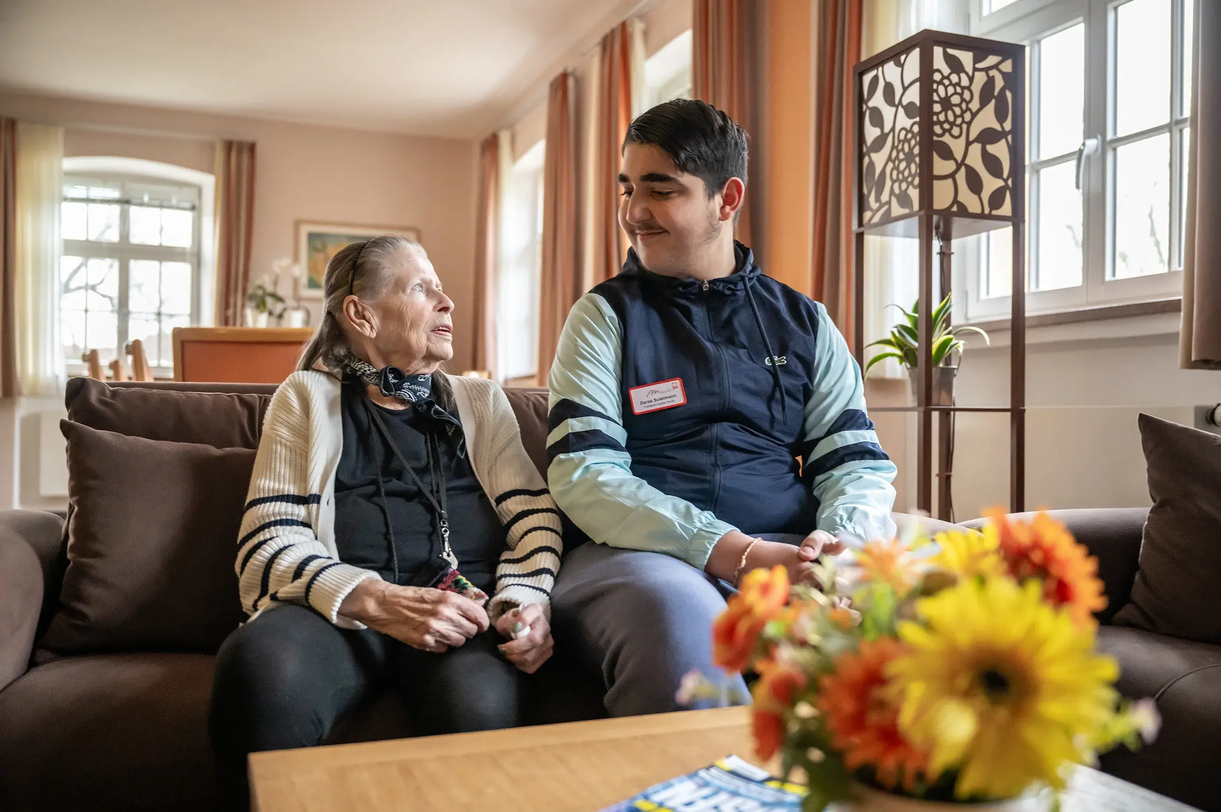 Bund der Caritasstiftungen im Bistum Hildesheim BdC Seniorenhilfe: Seniorin und ehrenamtlicher Helfer schauen sich an