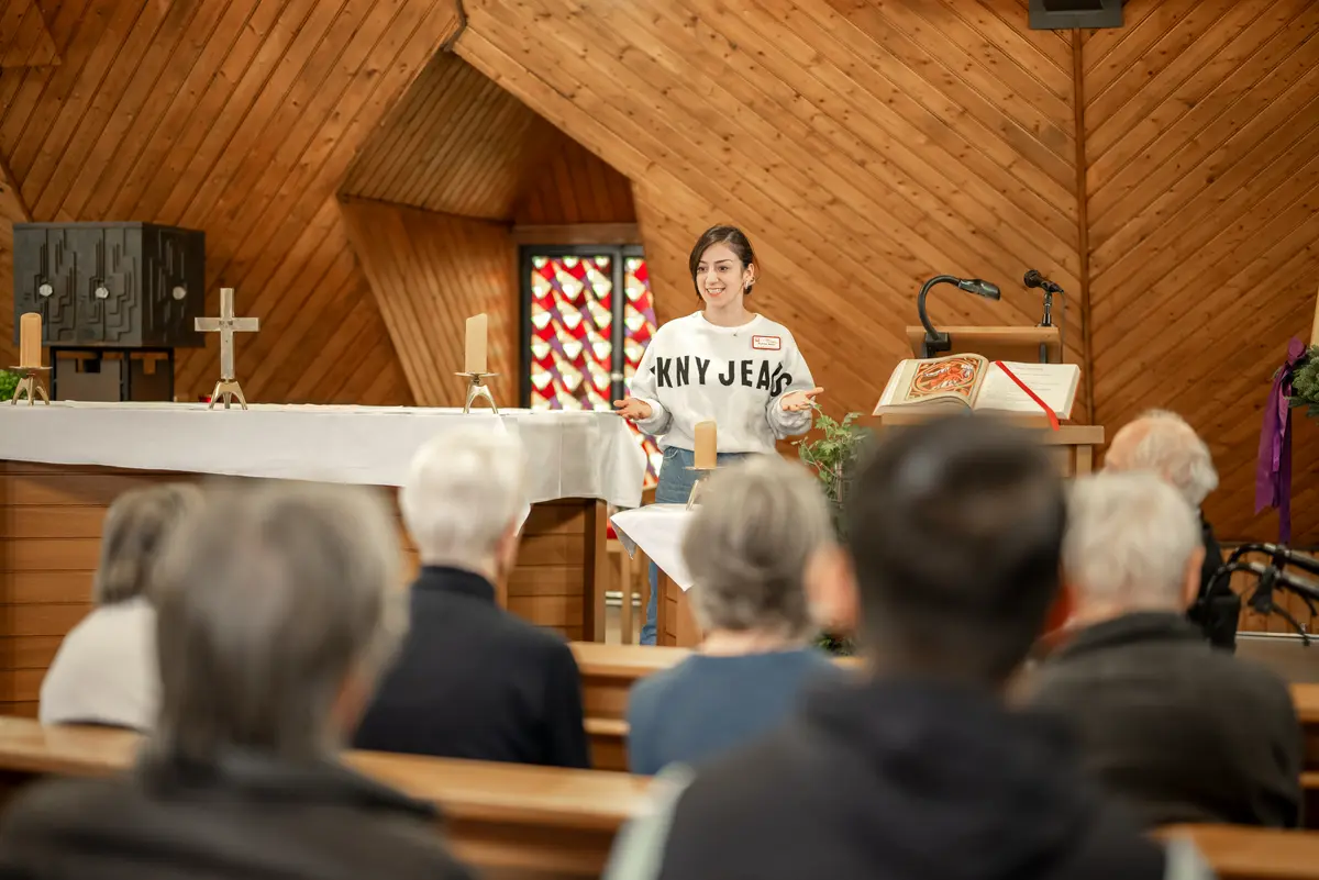 Bund der Caritasstiftungen im Bistum Hildesheim BdC Kinder- und Jugendhilfe: Mädchen bei Gottesdienst vor Publikum