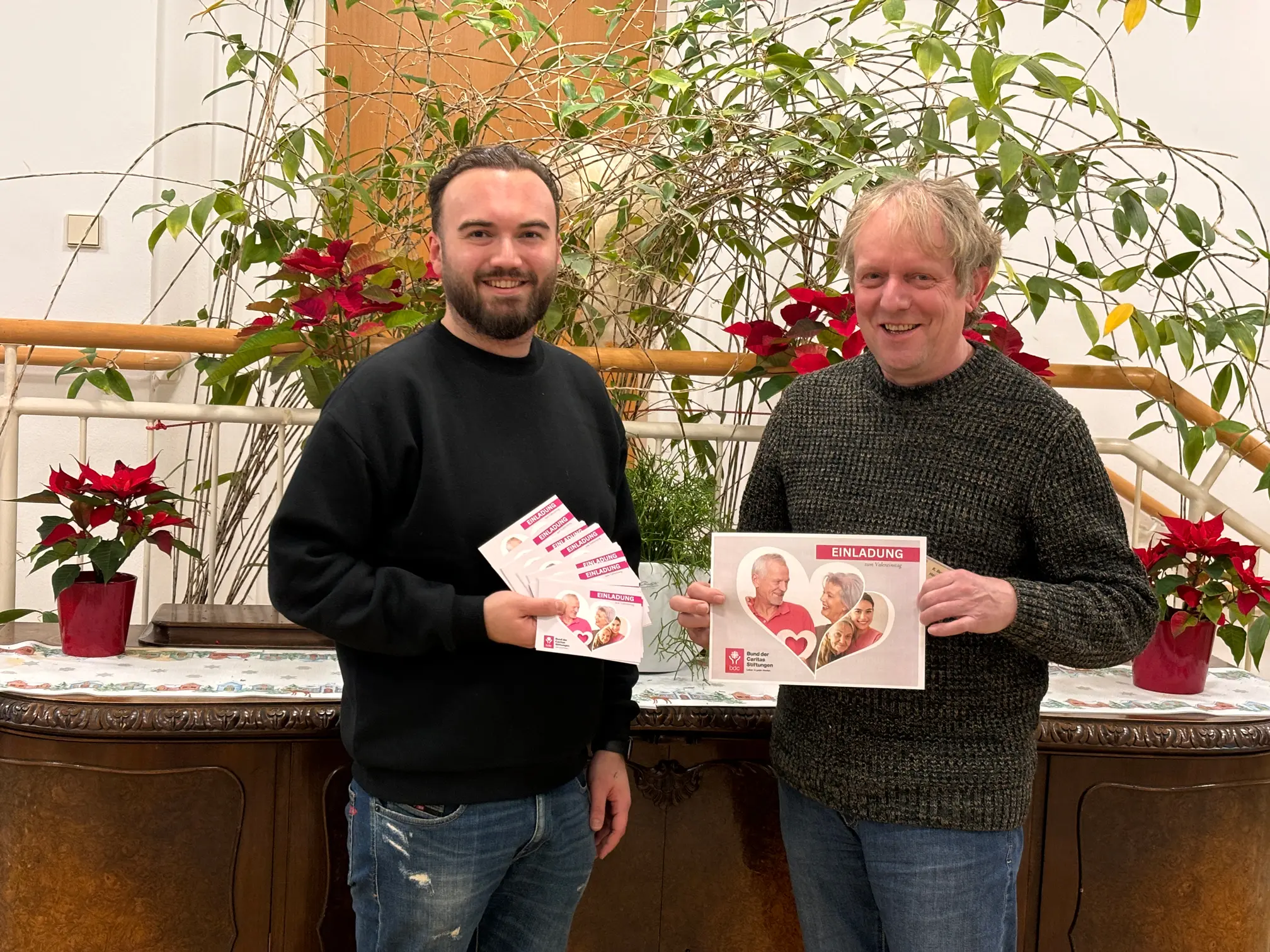 BdC Seniorenhilfe: Ralph Benthues, Leiter Seniorenhilfe St. Hedwig, überreicht Essenseinladungen an bedürftige SeniorInnen