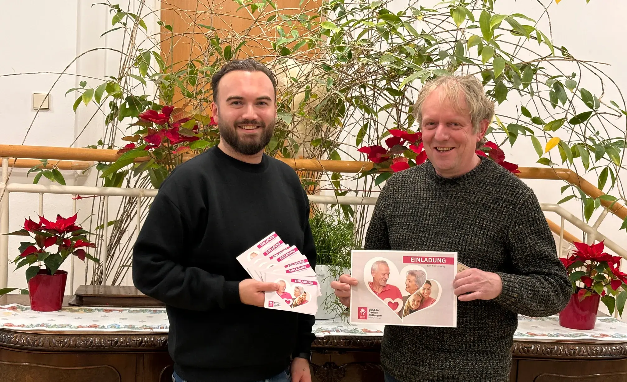 BdC Seniorenhilfe: Ralph Benthues, Leiter Seniorenhilfe St. Hedwig, überreicht Essenseinladungen an bedürftige SeniorInnen