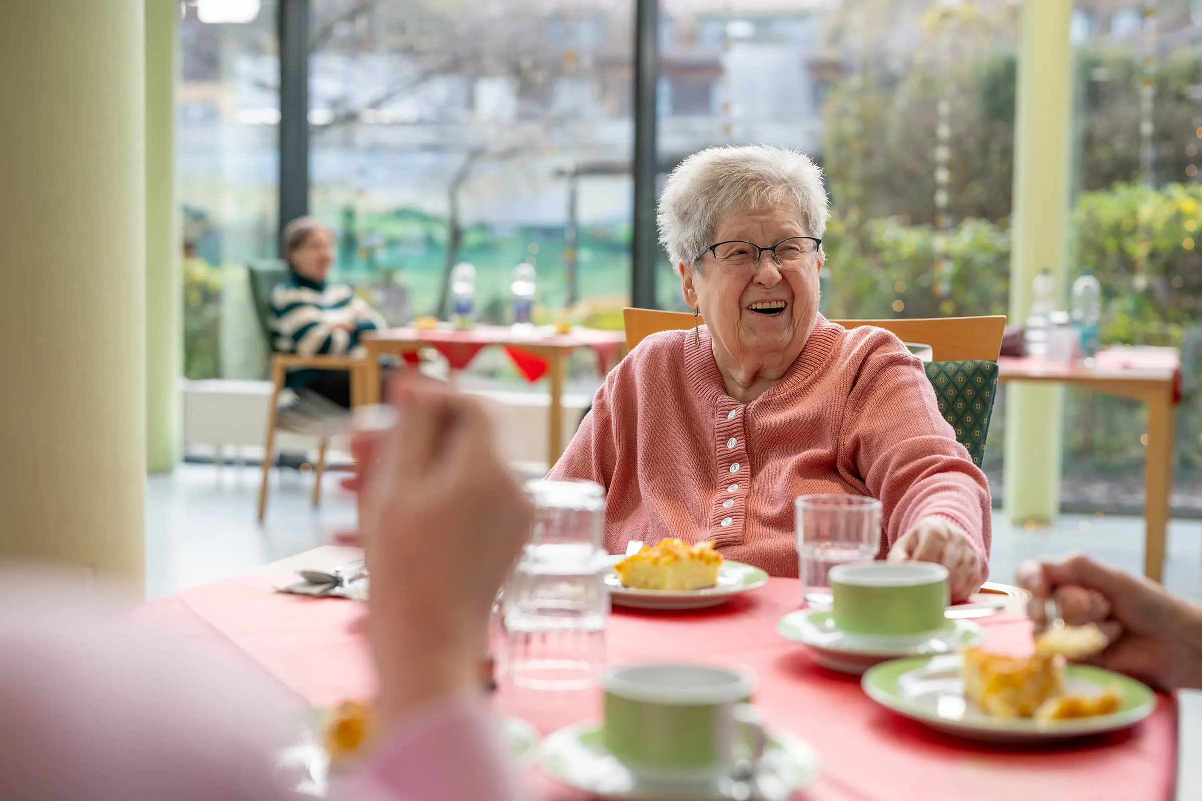 Bund der Caritasstiftung Hildesheim BdC Seniorenhilfe: Lachende Seniorin beim Essen