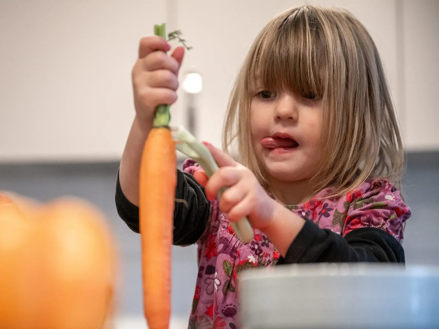 Bund der Caritasstiftungen im Bistum Hildesheim BdC Kinder- und Jugendhilfe: Kleines Mädchen schält eine Möhre